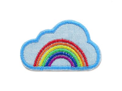 Gestickter Regenbogenwolken-Bügelpatch aus Jeansstoff mit hellblauer Wolke und buntem Regenbogen, 6 x 3,5 cm, Wolken Aufnäher zum Aufbügeln auf Jeans, Jacken und Shirts, handmade Berlin