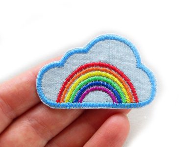 Regenbogenwolke Aufnäher auf Hand, hellblauer Jeans-Bügelflicken 6 x 3,5 cm mit gesticktem Regenbogen in allen Farben, Wolken-Patch zum Aufbügeln, Piratenbande Berlin