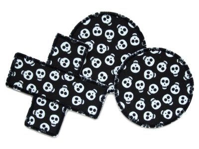 Hosenflicken-Set mit Hosenpflaster und 2 runden Flicken mit Mini-Totenköpfen, schwarz-weiß, Bügelflicken zum Reparieren von Löchern in Kinderhosen, handmade in Berlin – 3er Set Totenkopf Bügelflicken Glow in the Dark, Sparset handmade Berlin