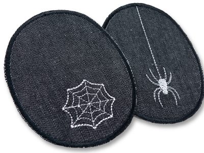Nahaufnahme gestickter Spinnen-Knieflicken aus schwarzem Jeansstoff, 8 x 10 cm, Spinne am Spinnfaden und Spinnennetz hellgrau, Halloween-Patch handmade Berlin