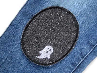 Gespenster-Knieflicken auf Kinderhose aufgebügelt, schwarzer Jeansstoff 8 x 10 cm mit weißen Gespenstern, Hosenflicken Kinderhosen reparieren Piratenbande Berlin