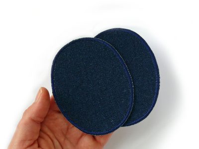 dunkelblaue Jeansflicken auf einer Hand – ovale Knieflicken aus dunkelblauem Jeansstoff, 8 x 10 cm oder 10 x 12 cm, Bügelflicken handmade Berlin Piratenbande
