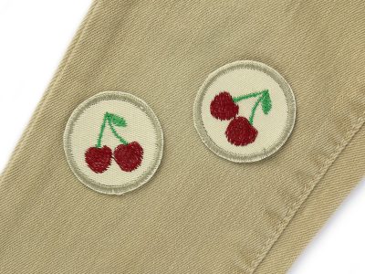 Kirschen Mini Patches auf Kinderhose aufgebügelt, naturfarbener Jeansstoff Ø 4 cm mit gestickten dunkelroten Kirschen, Mini-Bügelflicken handmade Berlin Piratenbande