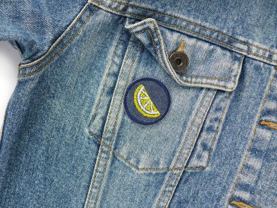 Zitronen Patches auf Jeansjacke aufgebügelt, Ø 4 cm dunkelblauer Jeans mit Zitronenmotiv gelb-weiß, Bügelflicken Deko handmade Berlin Piratenbande