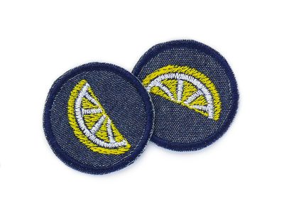 Mini Patches mit aufgestickten Zitronen, kleine Bügelflicken aus Jeansstoff – 2 Zitronen Mini-Patches Ø 4 cm gelb-weiße Zitronenscheiben auf dunkelblauem Jeans, Bügelflicken handmade Berlin