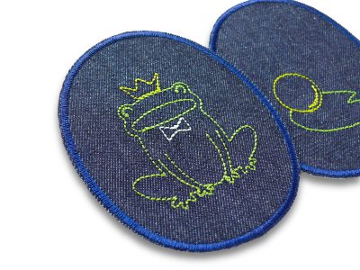 Nahaufnahme Froschkönig Knieflicken 8 x 10 cm dunkelblauer Jeansstoff mit grünem Froschkönig und goldener Krone, Märchen-Bügelflicken handmade Berlin Piratenbande