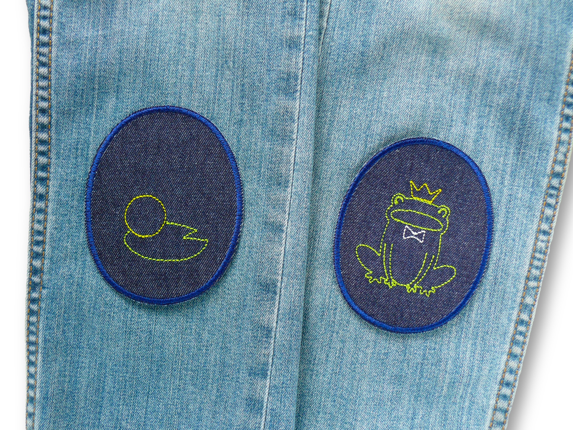 Froschkönig Knieflicken 8 x 10 cm auf Kinderhose aufgebügelt, dunkelblauer Jeansstoff mit Froschkönig und Goldkugel, Bügelflicken Kinderhosen reparieren handmade Berlin