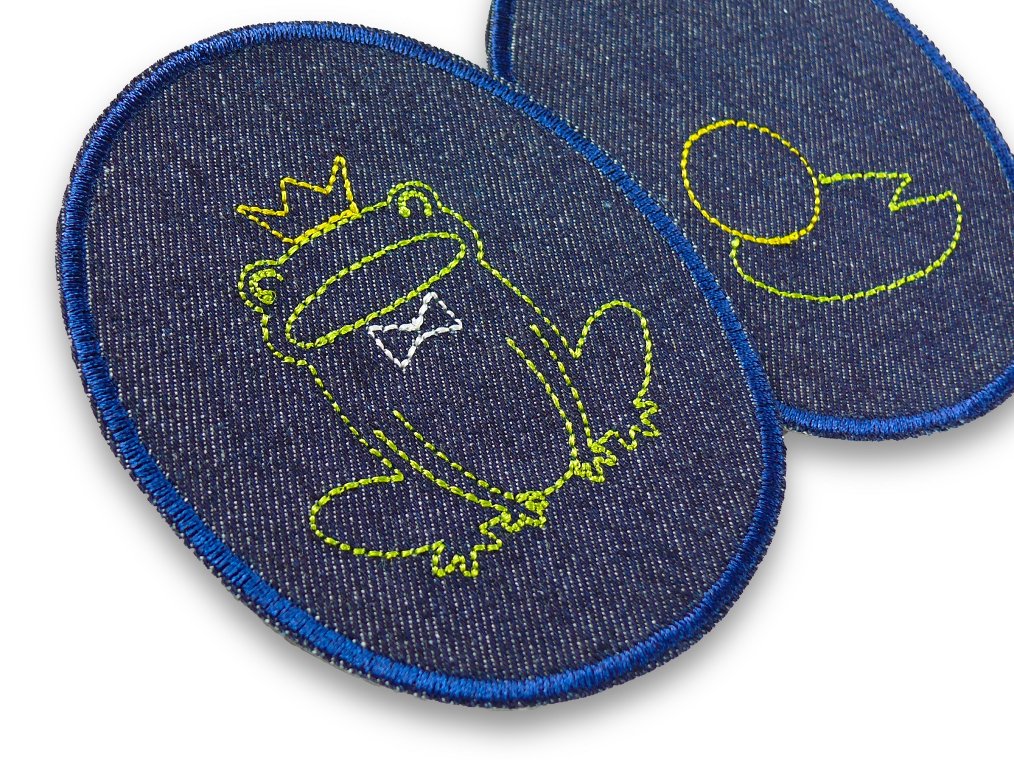 Nahaufnahme Froschkönig Knieflicken 8 x 10 cm dunkelblauer Jeansstoff mit grünem Froschkönig und goldener Krone, Märchen-Bügelflicken handmade Berlin Piratenbande