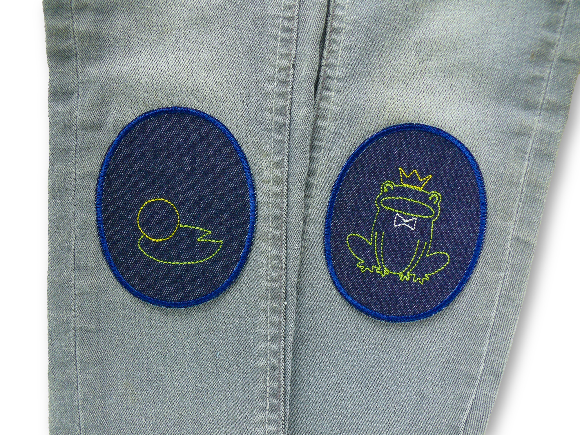 2 Knieflicken Froschkönig 8 x 10 cm aus dunkelblauem Jeansstoff afu Kinderhose aufgebügelt – grüner Froschkönig mit Krone und goldene Kugel auf grünem Seerosenblatt, Märchen Bügelflicken handmade Berlin Piratenbande