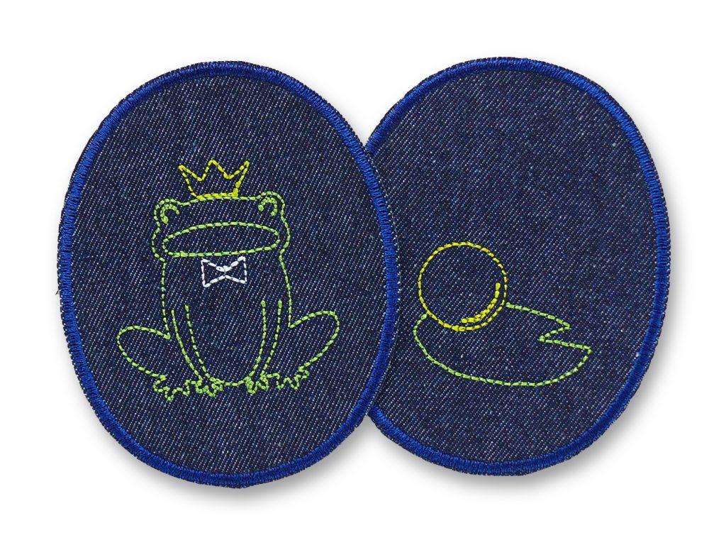 2 Knieflicken Froschkönig 8 x 10 cm aus dunkelblauem Jeansstoff – grüner Froschkönig mit Krone und goldene Kugel auf Seerosenblatt, Märchen Bügelflicken handmade Berlin