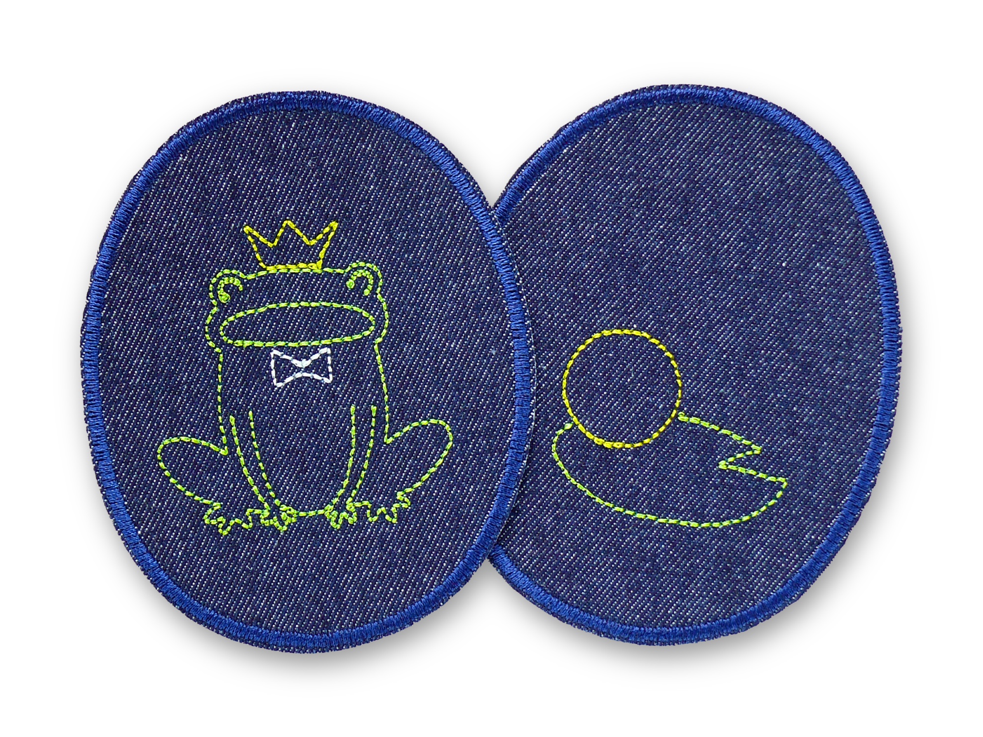 2 Knieflicken Froschkönig 8 x 10 cm aus dunkelblauem Jeansstoff – grüner Froschkönig mit Krone und goldene Kugel auf Seerosenblatt, Märchen Bügelflicken handmade Berlin