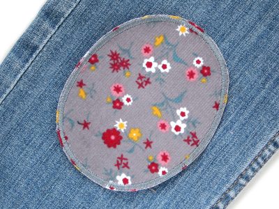 Blümchen-Knieflicken aus grauem Cord auf Hose aufgebügelt, 8 x 10 cm, bunte Blüten auf grauem Cordstoff, Bügelflicken für Cordhosen Kinderhosen reparieren handmade Berlin