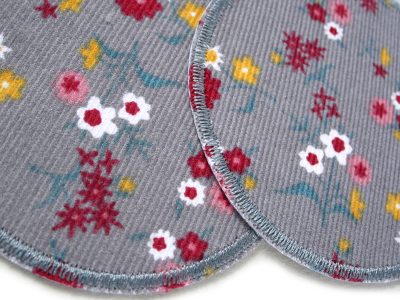 Nahaufnahme von Cord-Bügelflicken mit Blumen – runder Blümchen-Cordflicken Ø 8 cm in Grau, buntes Blumen-Allover auf Baumwollcord, Knieflicken handmade Berlin Piratenbande