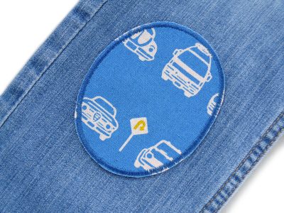 Auto-Bügelflicken blassblau 8 x 10 cm aus Baumwollcanvas auf Kinderhose aufgebügelt, helles Fahrzeug-Allover, Knieflicken Aufnäher handmade Berlin