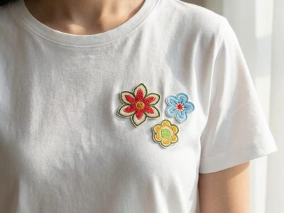 kleine gestickte Blumen Patches für ein Damen-Shirt, handmade in Berlin – 3er Set gestickte Blüten-Patches auf Jeansstoff auf Shirt aufgebügelt, Blüten-Applikationen handmade Berlin