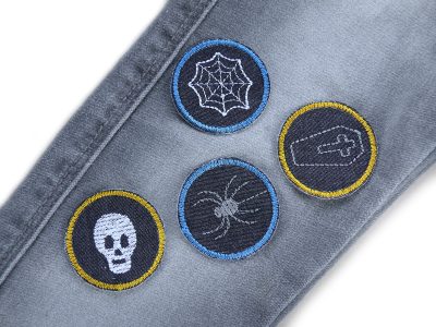 Halloween Mini Patches auf Jeans aufgebügelt, Jeansstoff Ø 4 cm mit Spinne Spinnennetz Totenkopf Sarg, Bügelflicken Halloween handmade Berlin Piratenbande