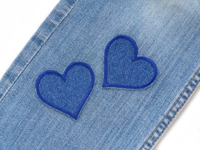 2 blaue Herz Jeansflicken auf Jeans aufgebügelt, dunkelblauer Jeansstoff 5,5 x 5 cm, herzförmige Hosenflicken handmade Berlin Piratenbande