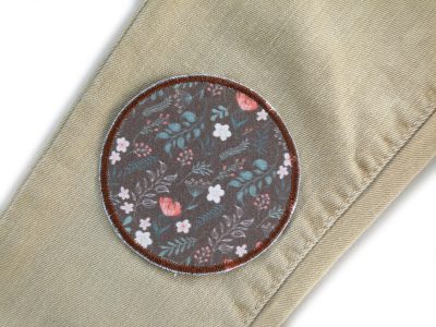 Blumenwiesen Hosenflicken braun Ø 8 cm auf Jeanshose aufgebügelt, Baumwollstoff mit bunten Blüten auf Braun, Bügelflicken handmade Berlin Piratenbande