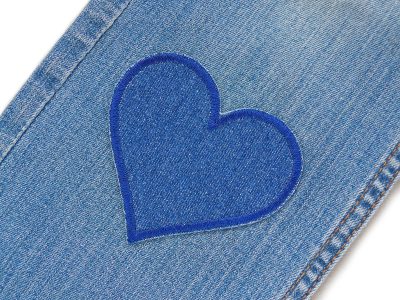 Dunkelblauer Herz Jeansflicken auf Kinderhose aufgebügelt, dunkelblauer Jeansstoff 8,5 x 8 cm, Herz-Hosenflicken Kinderhosen reparieren Piratenbande Berlin