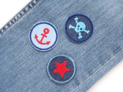 Set 7 Mini Patches auf Jeans aufgebügelt, Totenkopf Fahrrad Anker Gespenst Fußball Stern Peace, jeweils Ø 4 cm, Mini-Bügelflicken handmade Berlin Piratenbande