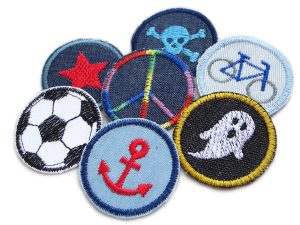 Nahaufnahme Mini-Patches Set 7 Stück Ø 4 cm, verschiedene Motive bunt gestickt auf Jeans und Baumwolle, Aufnäher Bügelflicken handmade Berlin Piratenbande