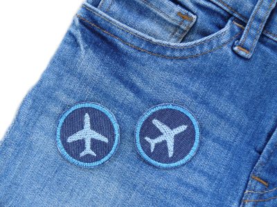Flugzeug Bügelflicken dunkelblau, Ø 4 cm dunkelblauer Jeansstoff mit hellblau gesticktem Flugzeug, Mini-Patches handmade Berlin