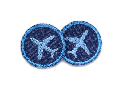 Mini Flugzeug Patches zum aufbügeln, hellblaue Flugzeuge gestickt auf dunkelblauen Jeansstoff als kleine Flicken