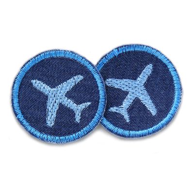 Mini Flugzeug Patches zum aufbügeln, hellblaue Flugzeuge gestickt auf dunkelblauen Jeansstoff als kleine Flicken