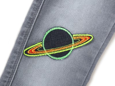 Saturn Jeansflicken neon 10 x 5 cm auf Kinderhose aufgebügelt, Neonfarben auf anthrazit, Planeten-Bügelflicken handmade Berlin Piratenbande