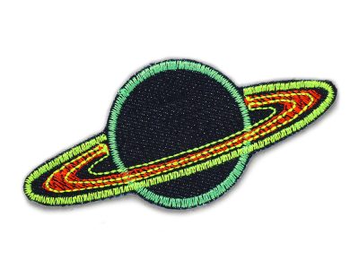 gestickter Saturn Patch in Neon – Saturn Neon Jeansflicken 10 x 5 cm anthrazitfarbener Jeans mit Neongrün Neongelb Neonorange, Planeten-Bügelpatch handmade Berlin
