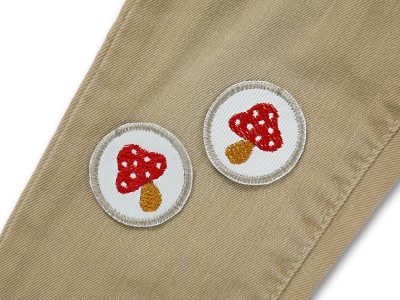2 Fliegenpilz Mini Patches auf eine Jeanshose gebügelt, weißer Jeansstoff Ø 4 cm mit gesticktem roten Fliegenpilz und ockerfarbenеm Rand, Mini-Bügelflicken handmade Berlin Piratenbande