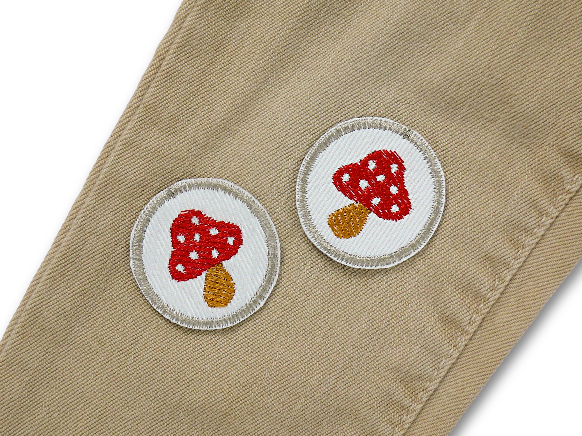 2 Fliegenpilz Mini Patches auf eine Jeanshose gebügelt, weißer Jeansstoff Ø 4 cm mit gesticktem roten Fliegenpilz und ockerfarbenеm Rand, Mini-Bügelflicken handmade Berlin Piratenbande