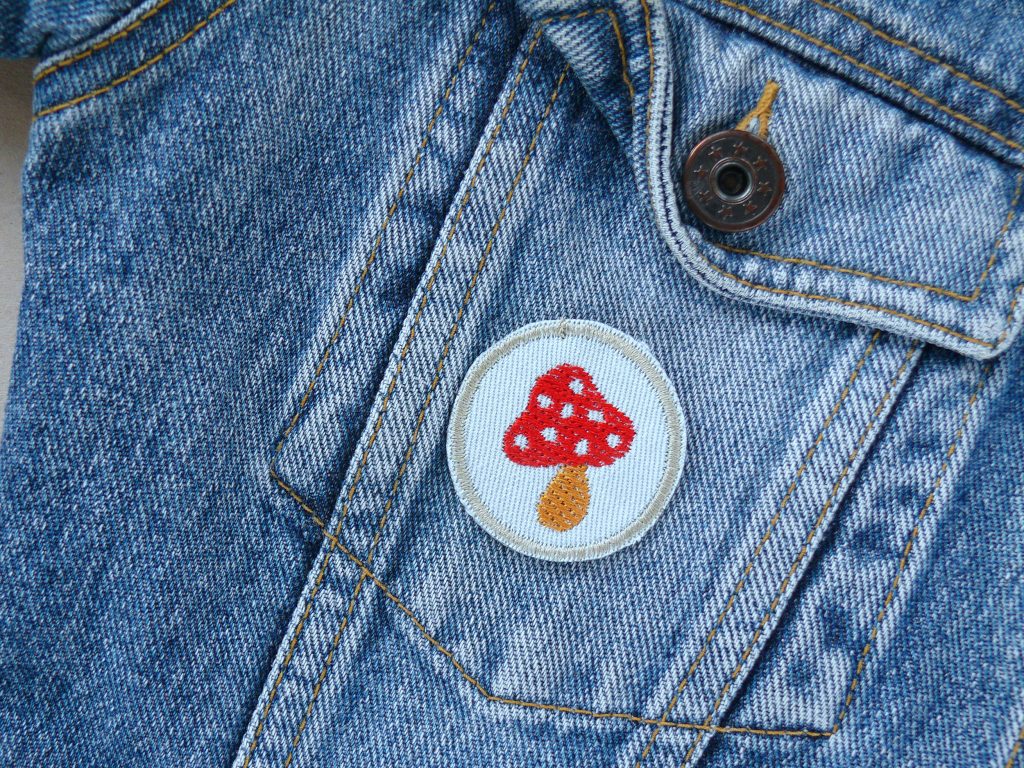 kleiner Patch mit gesticktem roten Fliegenpilz