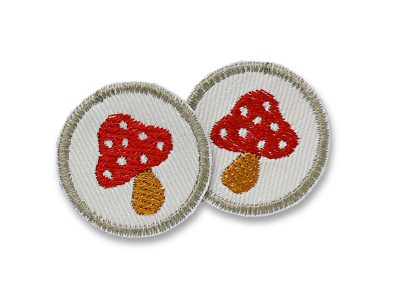 kleine Jeansflicken mit aufgestickten Fliegenpilzen, Mini Flicken zum aufbügeln, Durchmesser 4 cm, rote Fliegenpilze auf weißem Jeansstoff mit ockerfarbenem Rand, Deko Aufnäher oder kleine Bügelflicken für Jacke Jeans oder Kinderhosen, handmade Berlin Piratenbande