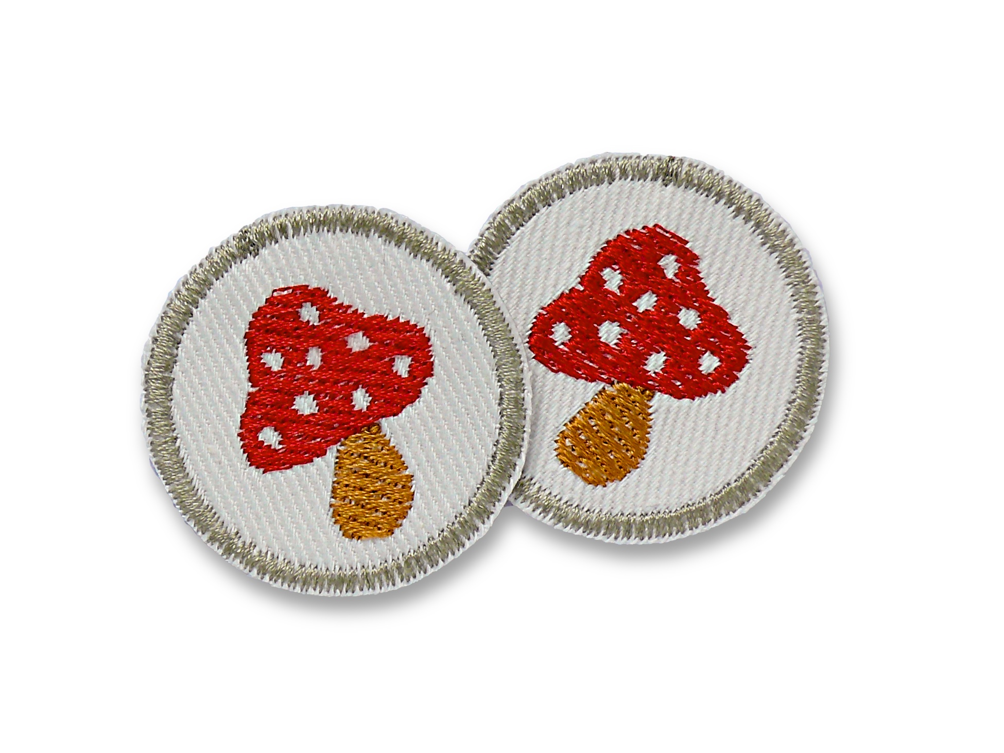 kleine Jeansflicken mit aufgestickten Fliegenpilzen, Mini Flicken zum aufbügeln, Durchmesser 4 cm, rote Fliegenpilze auf weißem Jeansstoff mit ockerfarbenem Rand, Deko Aufnäher oder kleine Bügelflicken für Jacke Jeans oder Kinderhosen, handmade Berlin Piratenbande