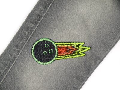 Komet Patch Jeansflicken neon 8 x 3,5 cm auf Jeans oder Jacke aufgebügelt, anthrazitfarbener Jeans mit gesticktem Neon-Kometen, Weltall-Bügelflicken handmade Berlin Piratenbande