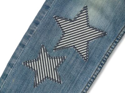 zwei Stern Jeansflicken auf eine Jeanshose gebügelt – grau gestreifte Stern-Jeansflicken 7,5 cm und 10 cm auf Jeanshose, Hosenflicken Kinderhosen reparieren handmade Berlin Piratenbande