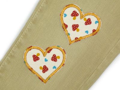 Herz Fliegenpilz Bügelflicken auf Kinderhose aufgebügelt, heller Baumwollstoff 5,5 x 5 cm mit roten Pilzen und blauen Herzen, Hosenflicken handmade Berlin Piratenbande