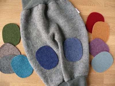 Ovale Wollwalk-Flicken in 10 Farben auf Wollwalkhose aufgebügelt, 8 x 10 cm, Wollwalk-Bügelflicken Knieflicken für Wollhosen handmade Berlin Piratenbande