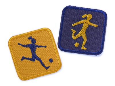 gestickte Patches für Fußballerinnen 2 Farben, Fußballspielerin Aufnäher – Fußballspielerin Patch Canvas 5,5 x 5,5 cm in senfgelb und dunkelblau, Bügelflicken handmade Berlin