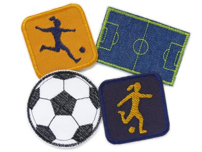 Set mit 4 Fußball-Patches für Fußballerinnen, Fußballspielerinnen – Fußball Ø 6,5 cm, 2 Fußballspielerinnen 5,5 x 5,5 cm und Fußballfeld 7 x 4,7 cm, 4 Patches auf Baumwolle Canvas und Jeans, Bügelflicken handmade Berlin