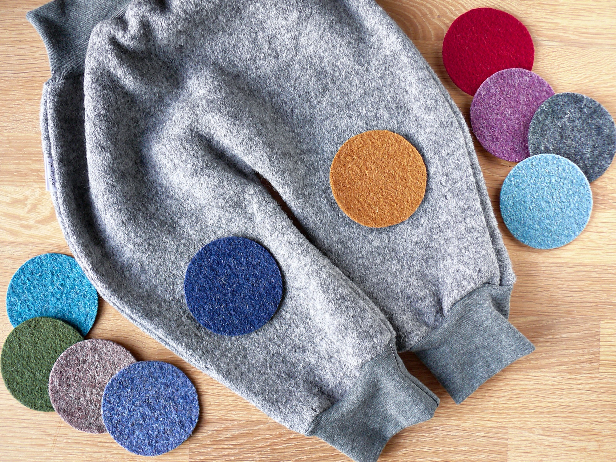 Runde Woll-Flicken zum Aufbügeln in 10 Farben (Mint Ocker Rot Beere Jeansblau Dunkelblau Petrol Grün Braun Dunkelgrau), Ø 7,5 cm, Wollwalk 100 % Wolle, Knieflicken Aufnäher für Wollwalkhosen handmade Berlin