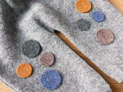 Mini Wollwalk-Flicken Set 8 Stück in Blau Grau Ocker Braun, Durchmesser 3 cm und 4 cm, Woll-Patches in Erdtönen zum Aufbügeln auf Wollwalk handmade Berlin Piratenbande
