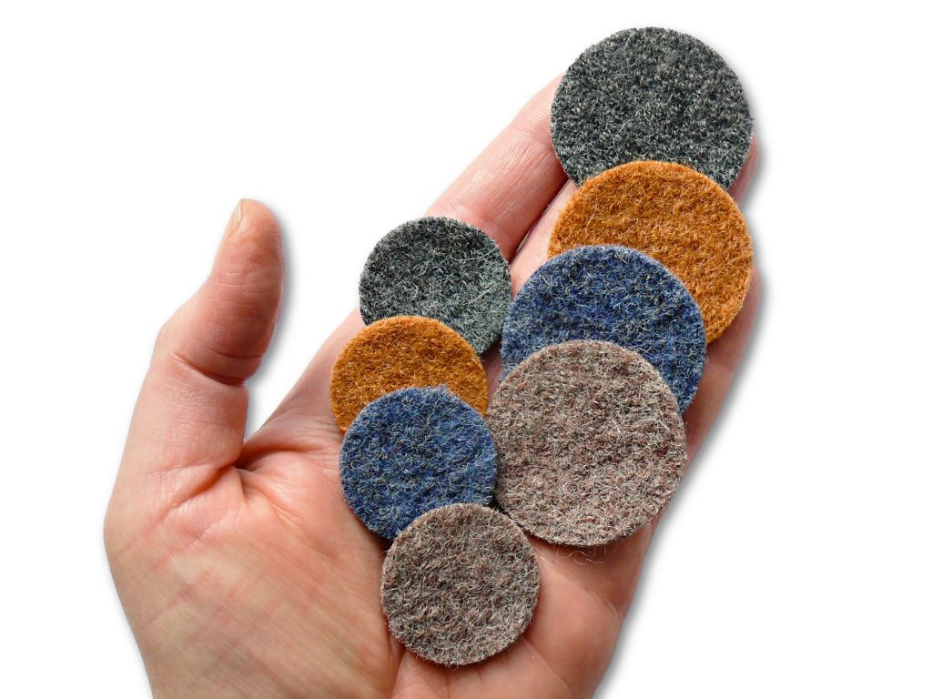 8 Mini Wollwalk-Flicken in gedeckten Erdtönen Blau Grau Ocker Braun auf Hand, 3 cm und 4 cm Durchmesser, Woll-Aufnäher für Minilöcher in Wollhosen handmade Berlin