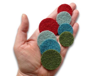 Nahaufnahme Mini Wollwalk-Flicken rund in vier Farben Rot Grün Petrol Mint, 3 cm und 4 cm, Woll-Aufnäher für Minilöcher in Wollhosen handmade Berlin