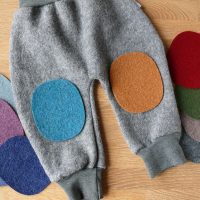 Große Woll-Flicken in 10 Farben auf Wollwalkhose aufgebügelt, 10 x 12 cm, XL Wollwalk-Bügelflicken Knieflicken handmade Berlin Piratenbande