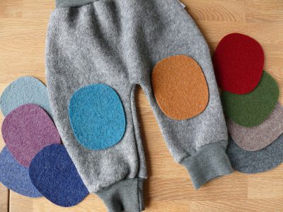 Große Woll-Flicken in 10 Farben auf Wollwalkhose aufgebügelt, 10 x 12 cm, XL Wollwalk-Bügelflicken Knieflicken handmade Berlin Piratenbande