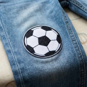 Flicken-Bügelanleitung Schritt 4: Fertig aufgebügelten Flicken und Hose gut auskühlen lassen. Die volle Klebekraft ist nach 48 Stunden erreicht.