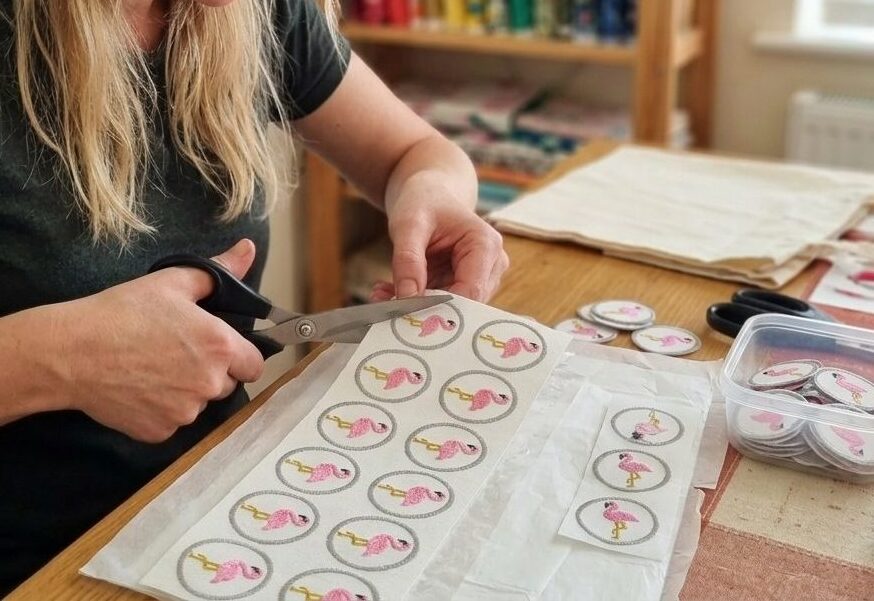Jeder Flicken wird einzeln von Hand ausgeschnitten – entlang der Motivkontur. Wie Piratenbande Flicken handmade in Berlin entstehen.