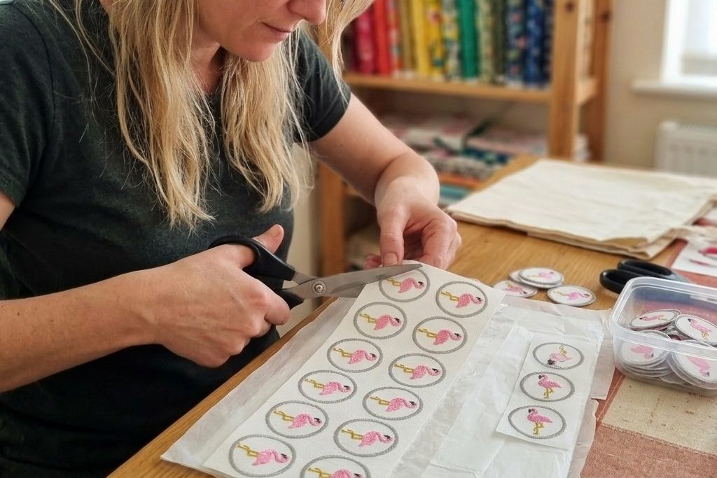 Jeder Flicken wird einzeln von Hand ausgeschnitten – entlang der Motivkontur. Wie Piratenbande Flicken handmade in Berlin entstehen.